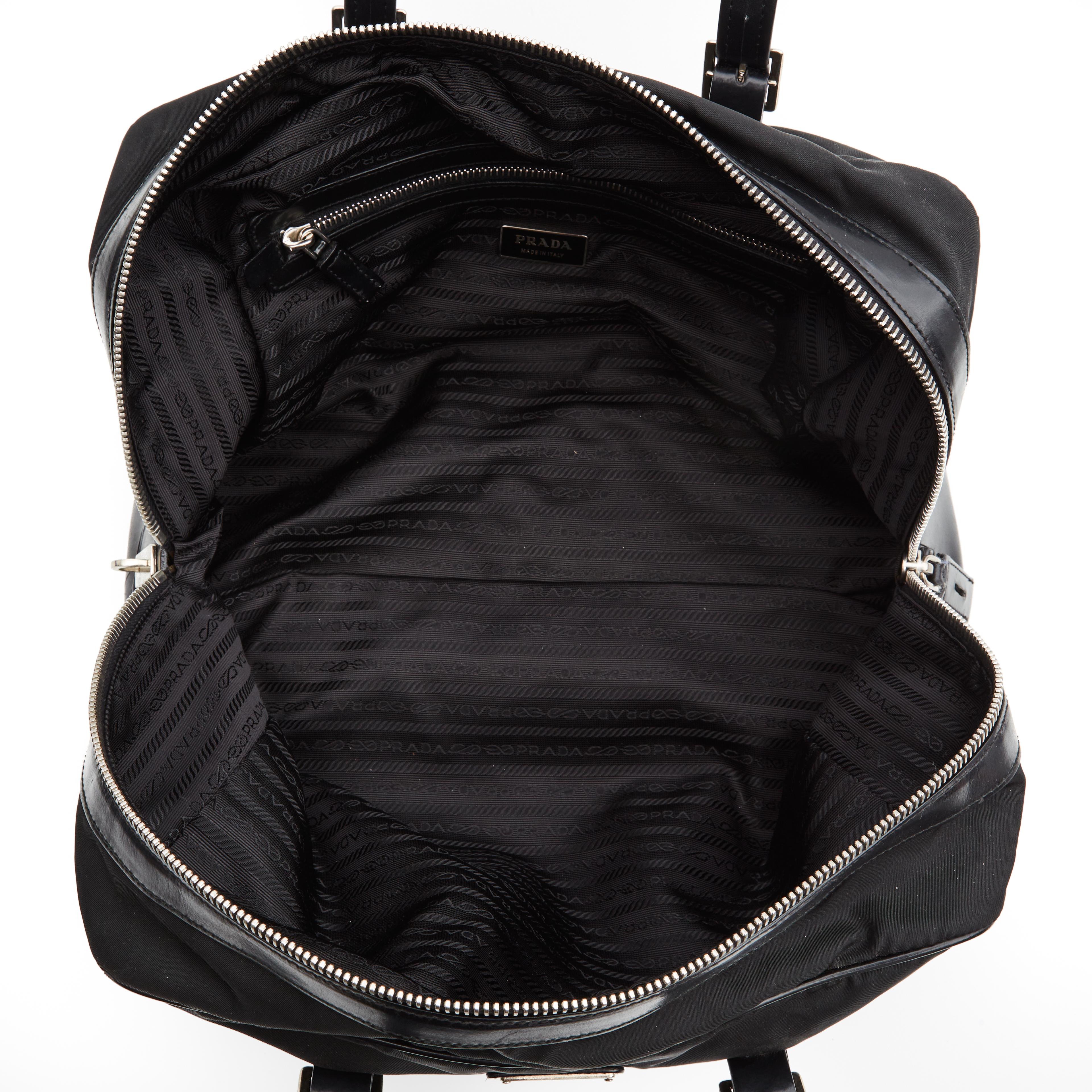 Prada Mini Duffle Bag en nylon noir Boston en vente 1