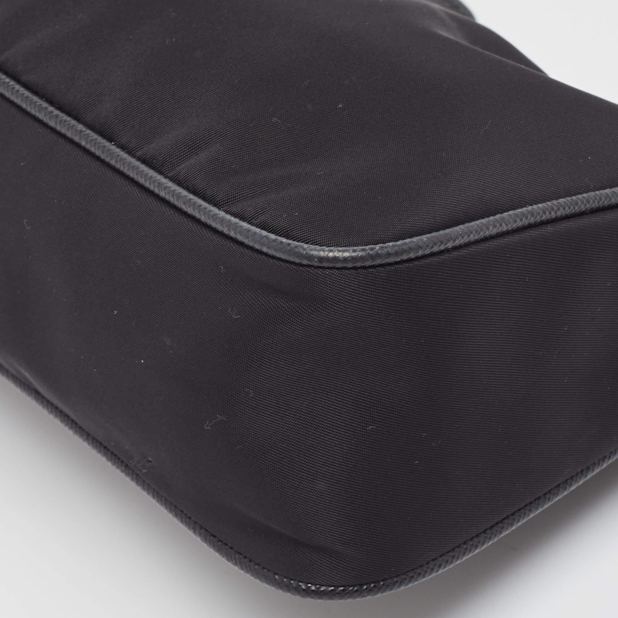 Prada Mini-Re-Edition 2005 Baguette-Tasche aus schwarzem Nylon im Angebot 2