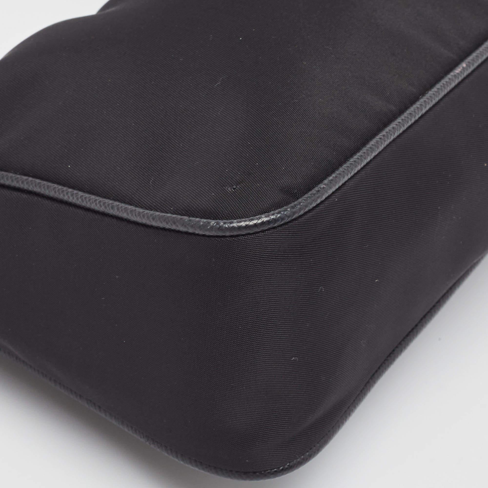 Prada Mini-Re-Edition 2005 Baguette-Tasche aus schwarzem Nylon im Angebot 3