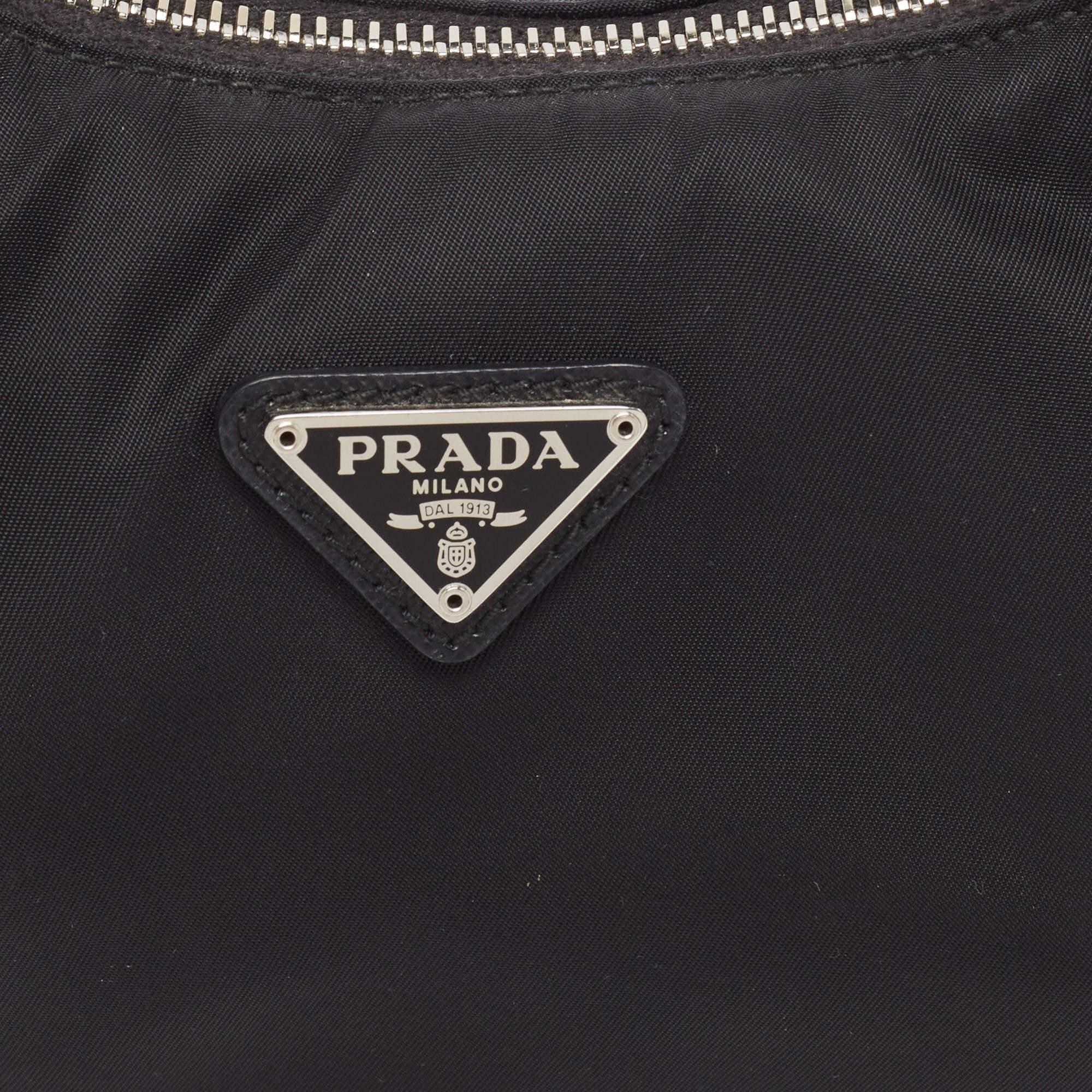 Prada Mini-Re-Edition 2005 Baguette-Tasche aus schwarzem Nylon im Angebot 4
