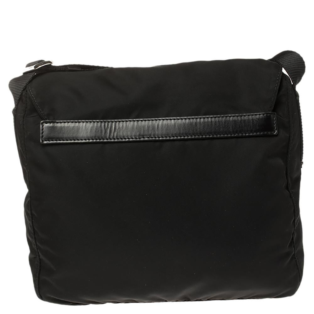 Diese stilvolle Umhängetasche von Prada ist ein echter Hingucker in Ihrer Sammlung. Die Tasche aus schwarzem Nylon verfügt über einen verstellbaren Schulterriemen und eine Frontklappe mit Reißverschlussfach. Sie öffnet sich zu einem geräumigen::