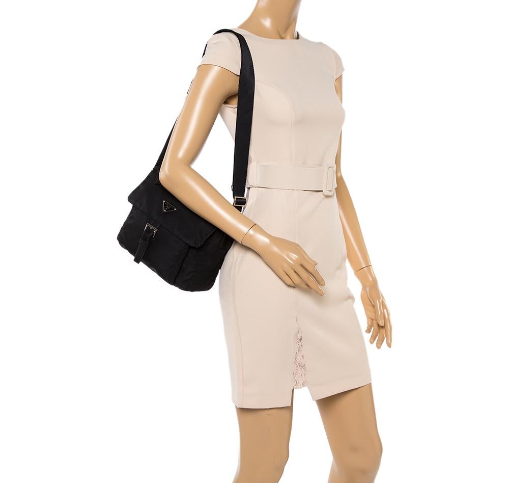 Prada Schwarz Nylon Tasche Klappe Messenger Bag im Zustand „Relativ gut“ in Dubai, Al Qouz 2