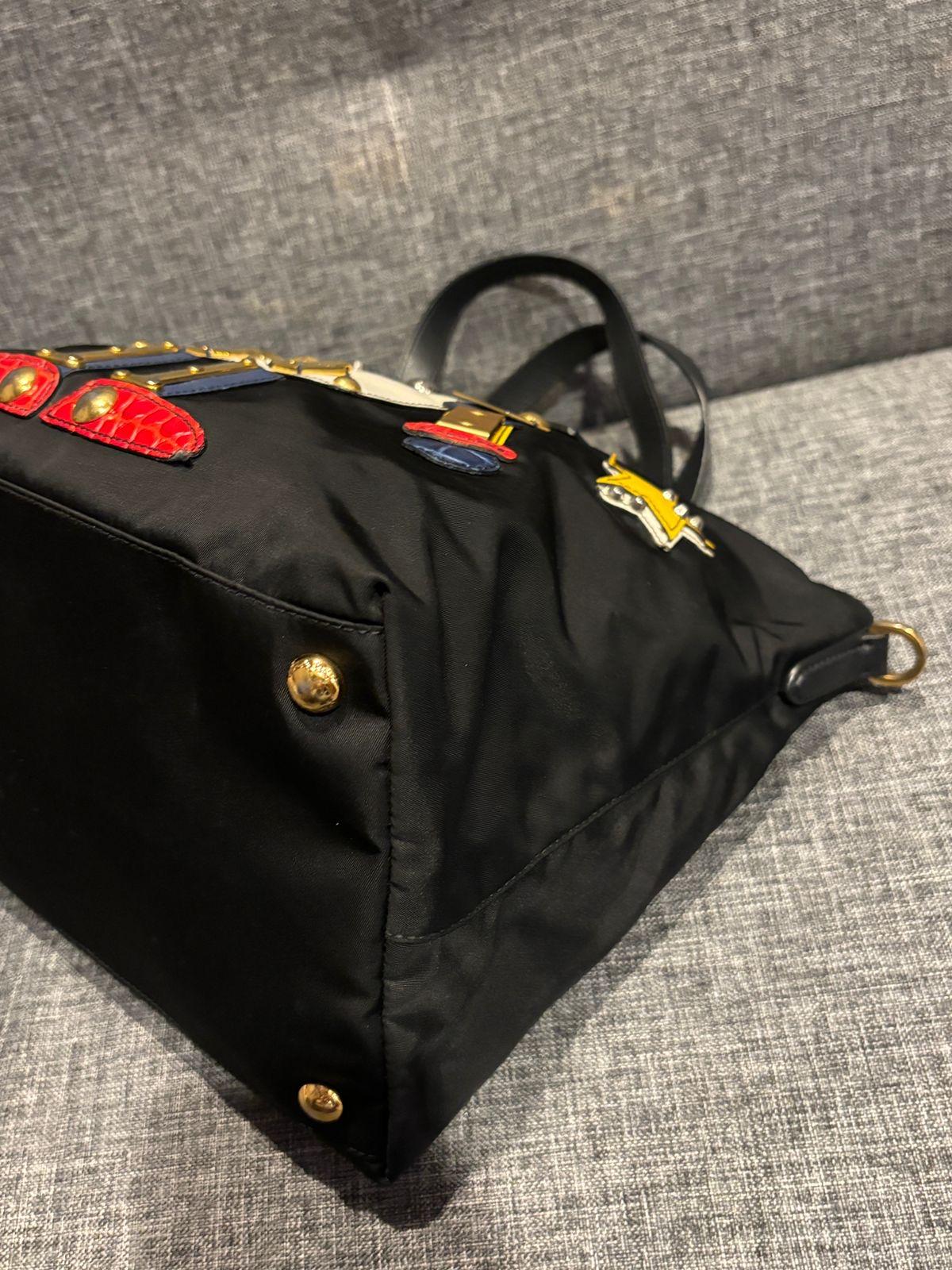 Prada - Borsa piccola in nylon nero con robot abbellito in vendita 6