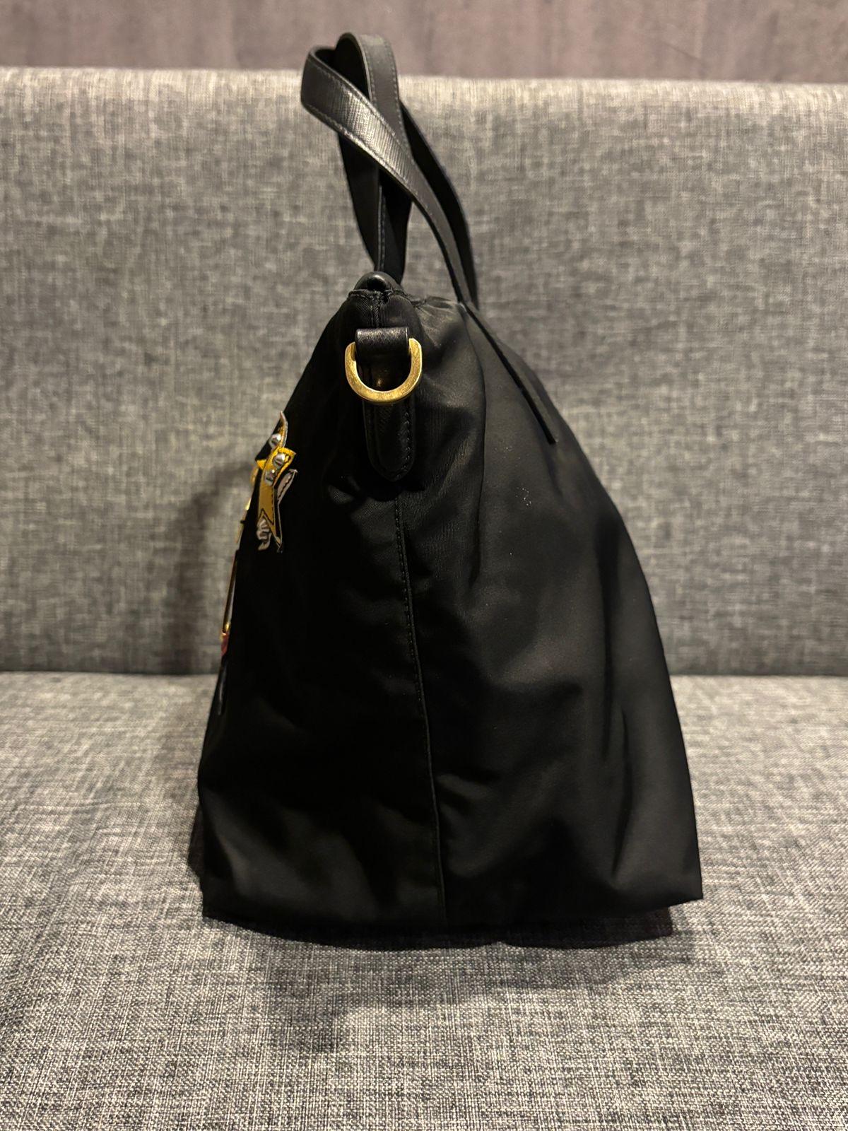 Prada - Borsa piccola in nylon nero con robot abbellito in vendita 7