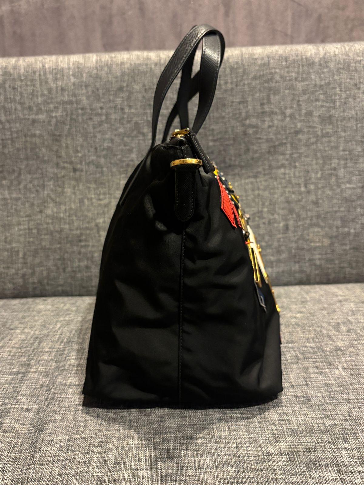 Prada - Borsa piccola in nylon nero con robot abbellito in vendita 8