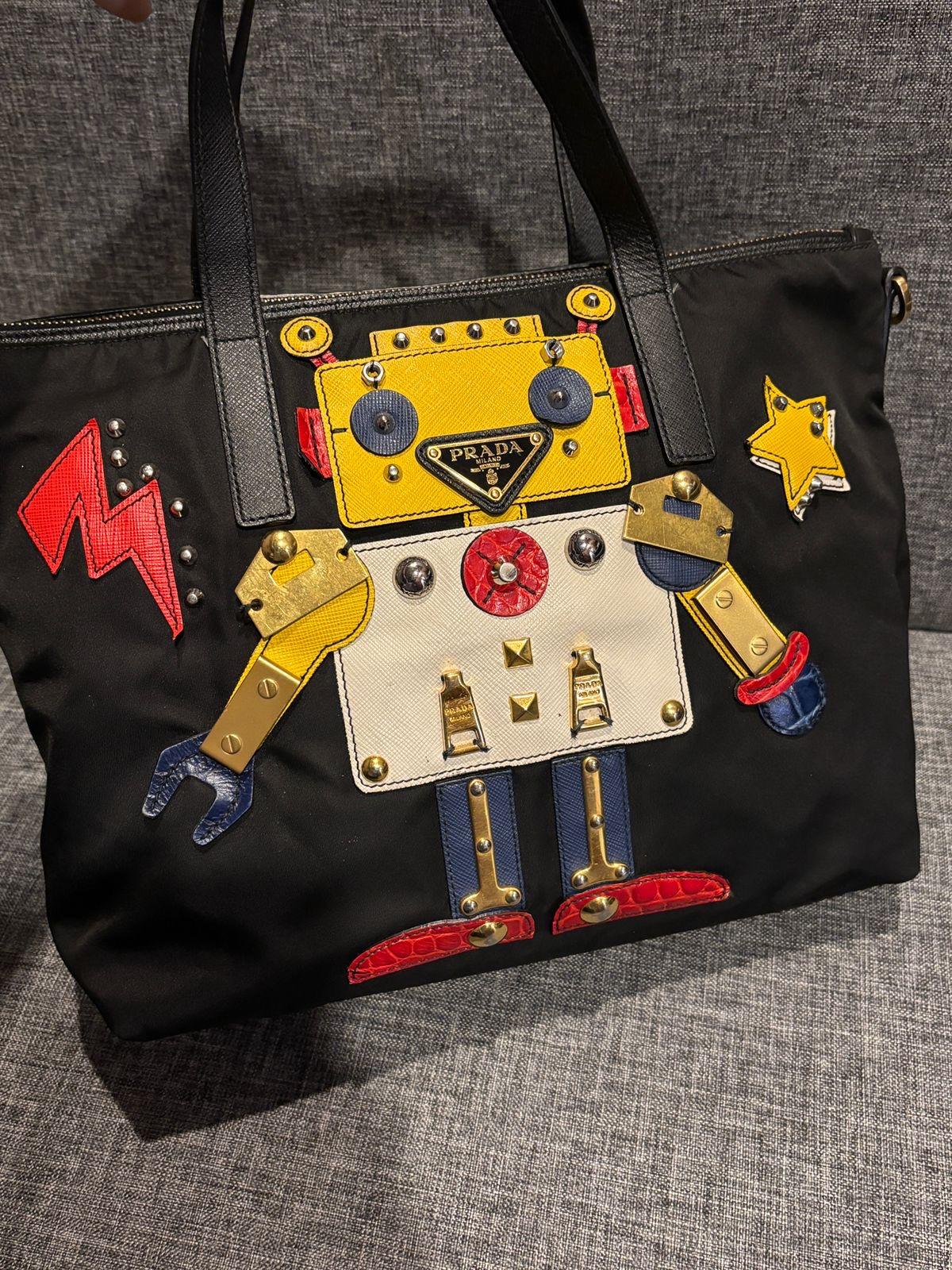 Prada - Borsa piccola in nylon nero con robot abbellito in vendita 9