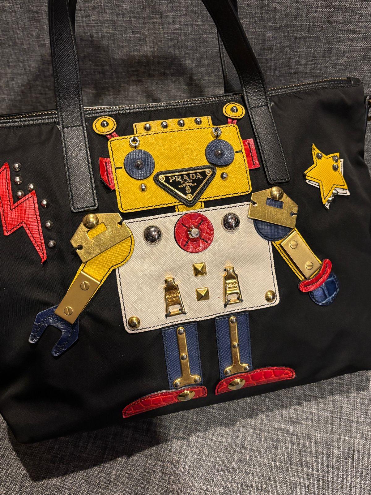 Prada - Borsa piccola in nylon nero con robot abbellito in vendita 10