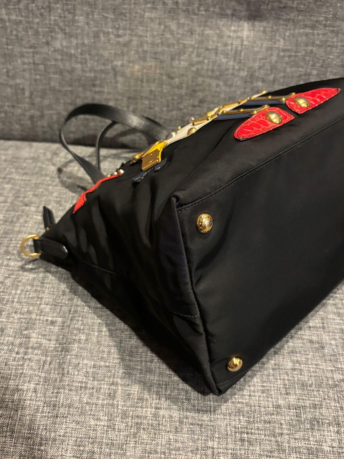 da uomo o donna Prada - Borsa piccola in nylon nero con robot abbellito in vendita