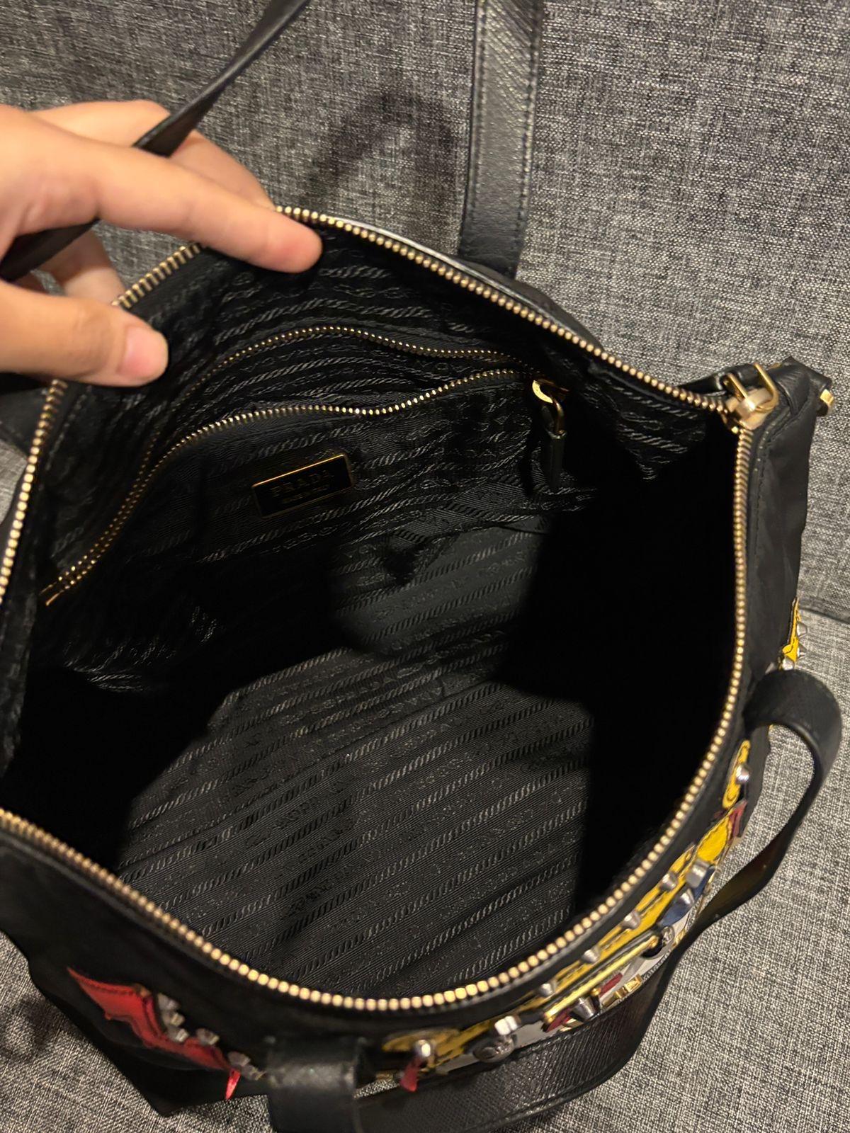 Prada - Borsa piccola in nylon nero con robot abbellito in vendita 1