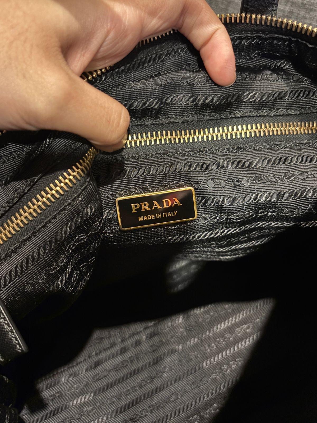 Prada - Borsa piccola in nylon nero con robot abbellito in vendita 2