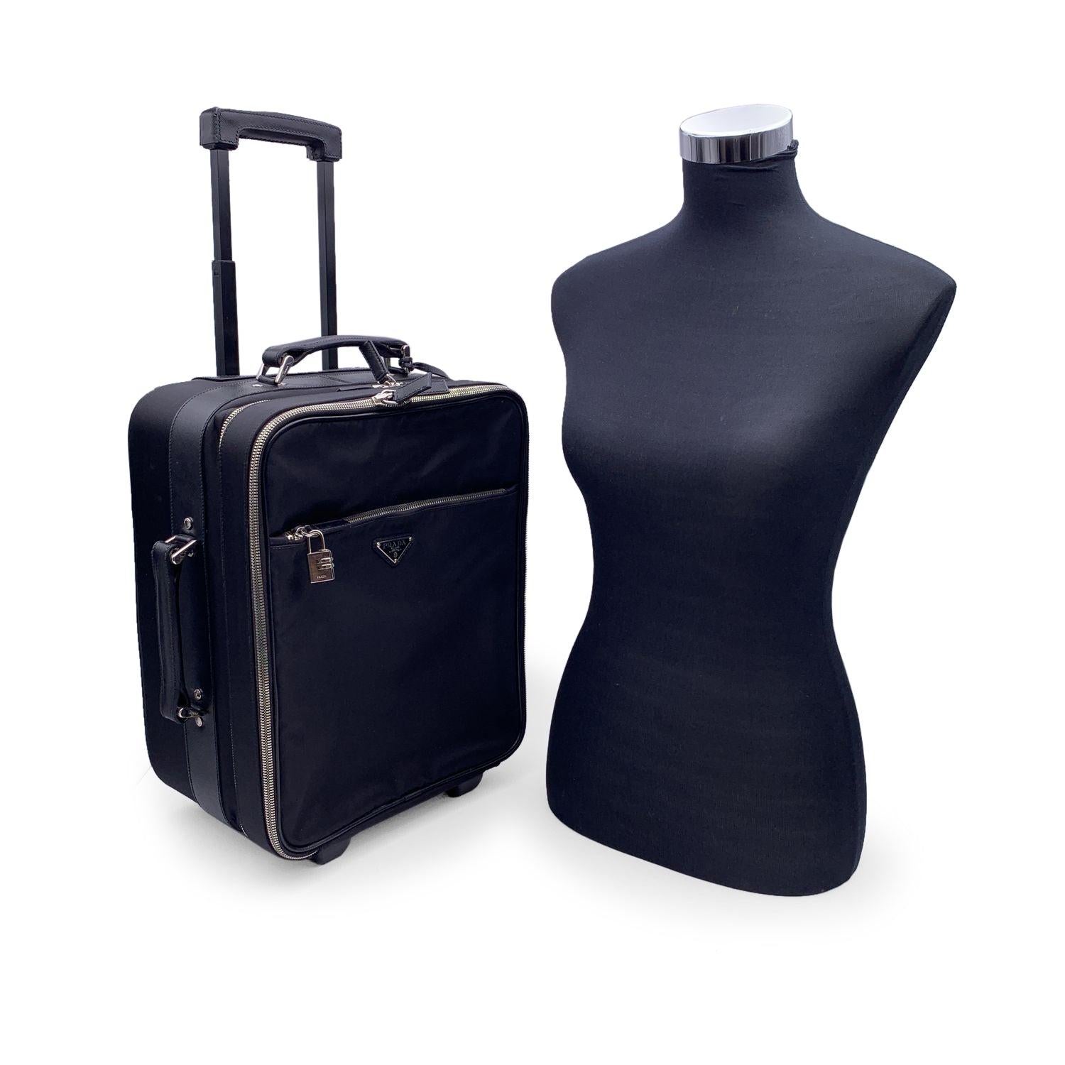 Prada Schwarzer Nylon Rolling Suitcase Reisetaschenwagen mit Radern aus schwarzem Nylon im Angebot bei 1stDibs