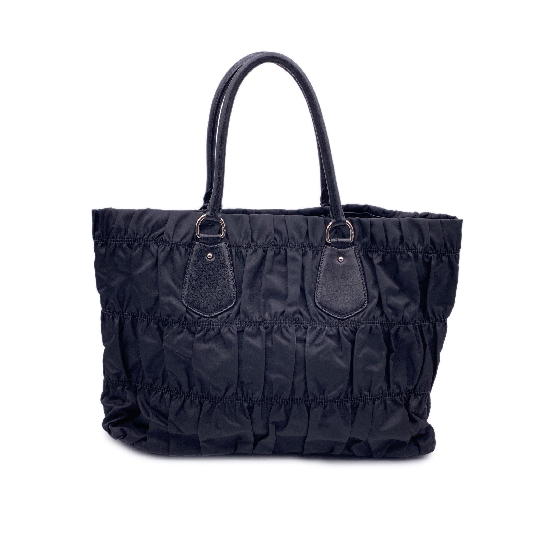 Prada Black Nylon Tessuto Gaufre Nylon Tote Handbag BN1232 In Good Condition In Rome, Rome