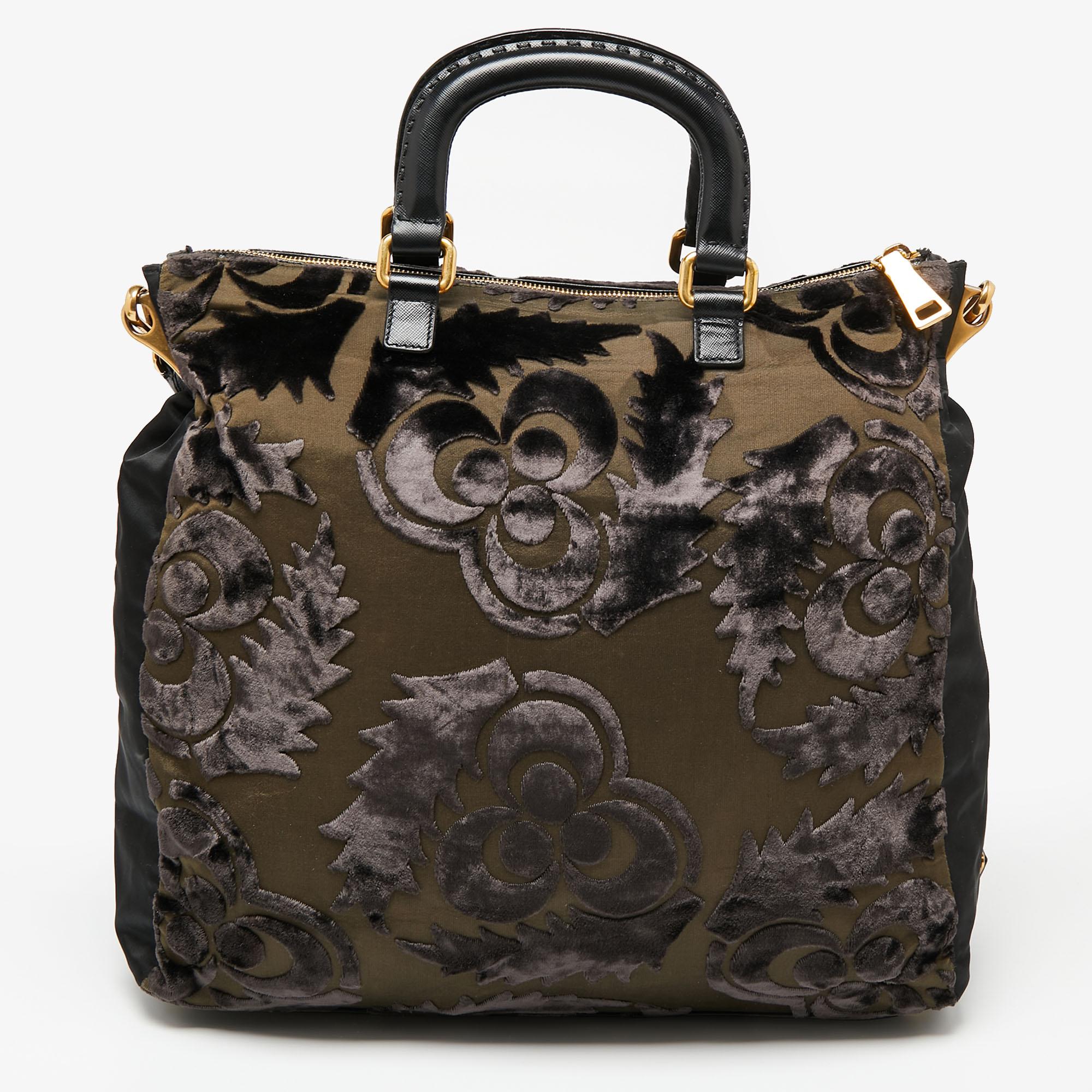 This Prada tote owns decorative detailing and functional details. Created from leather, nylon, and velvet, it is beautified with gold-tone hardware. The dual handling makes it easy to carry and the spacious nylon-lined interior can properly