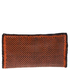 Prada Clutch aus gewebtem Leder in Schwarz/Orange