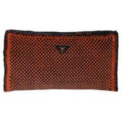 Prada Clutch aus gewebtem Leder in Schwarz/Orange