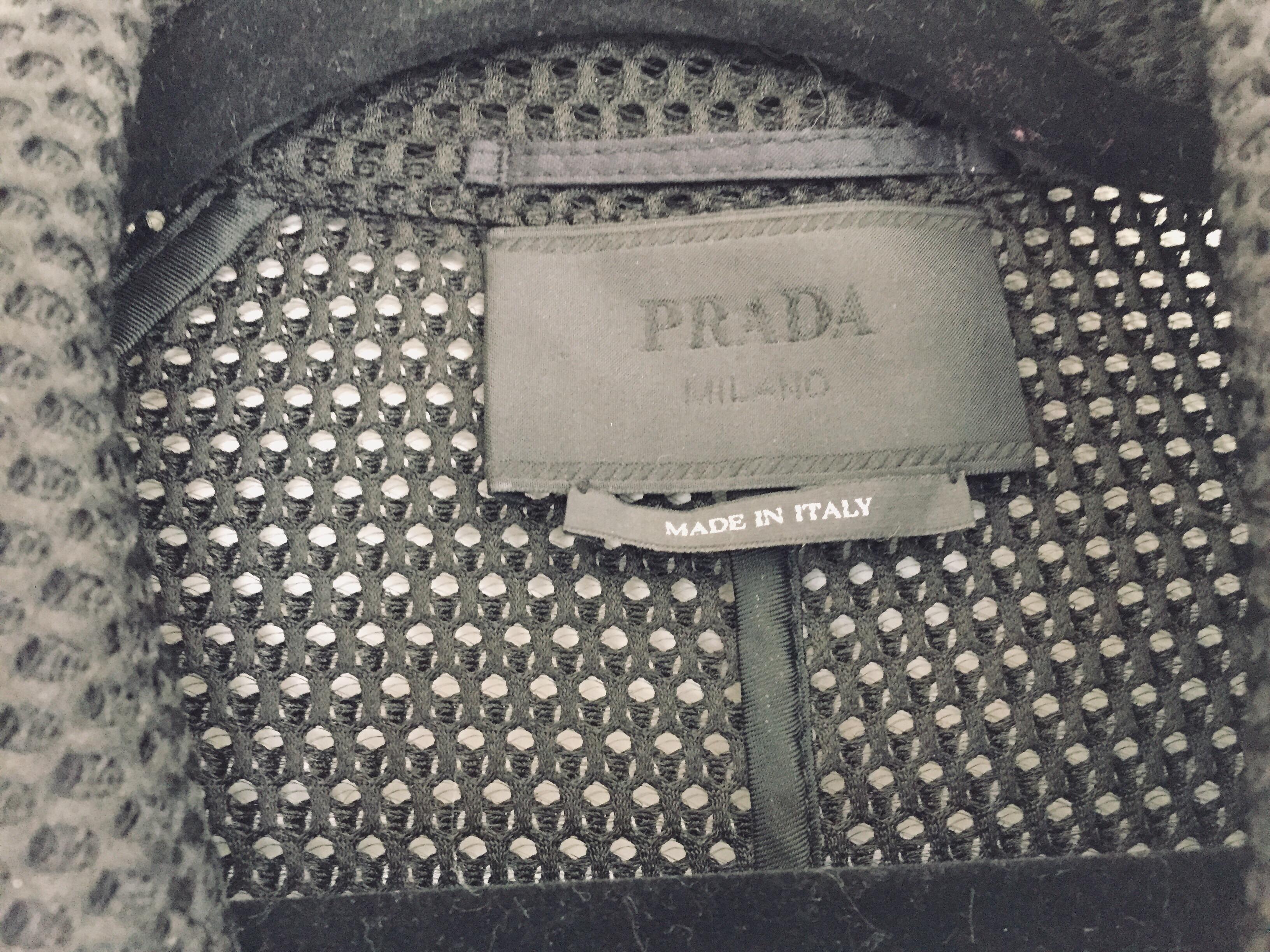 Moderne Prada - Manteau noir fabriqué en Italie en vente