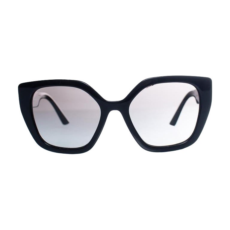 Prada, occhiali da sole neri oversize