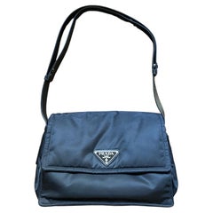 Borsa a tracolla in nylon imbottito nero di Prada