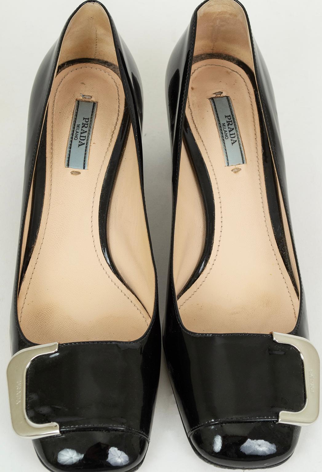 Women's Prada Black Patent Block Heel Buckle Toe Loafer Pumps – 38.5, 2006 For Sale