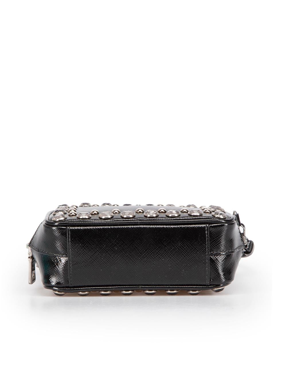 Prada Schwarze Mini-Kameratasche aus Lackleder mit Verzierungen Damen im Angebot