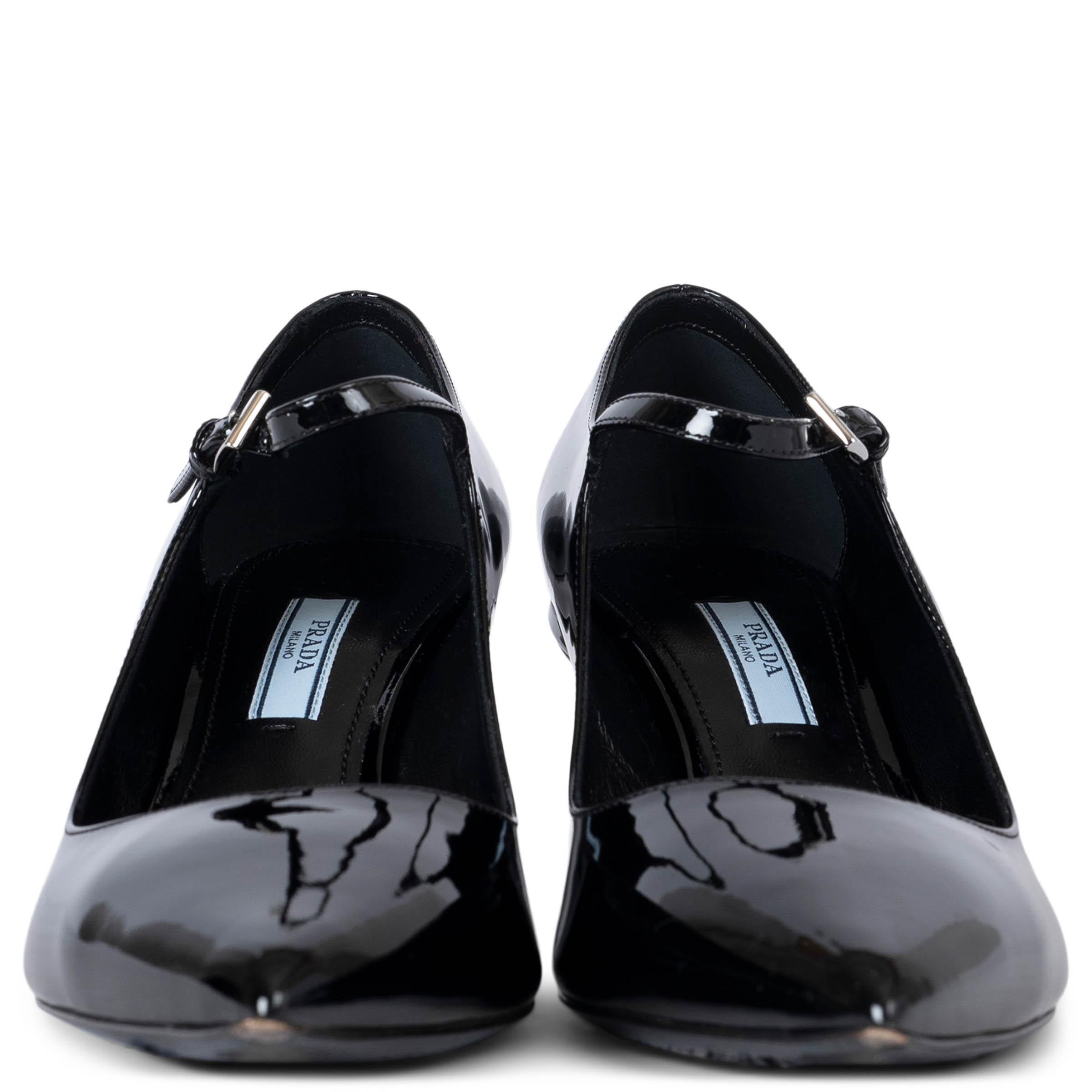 Queste décolleté Mary-Jane di Prada, autentiche al 100%, sono realizzate in vernice nera e presentano una punta appuntita e un tacco scolpito futuristico con intarsio bianco e scritta nera con logo. Si chiudono alla caviglia con un cinturino sottile