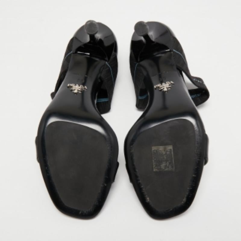 Nero Prada Sandali con cinturino elastico alla caviglia in pelle nera e logo misura 39 in vendita