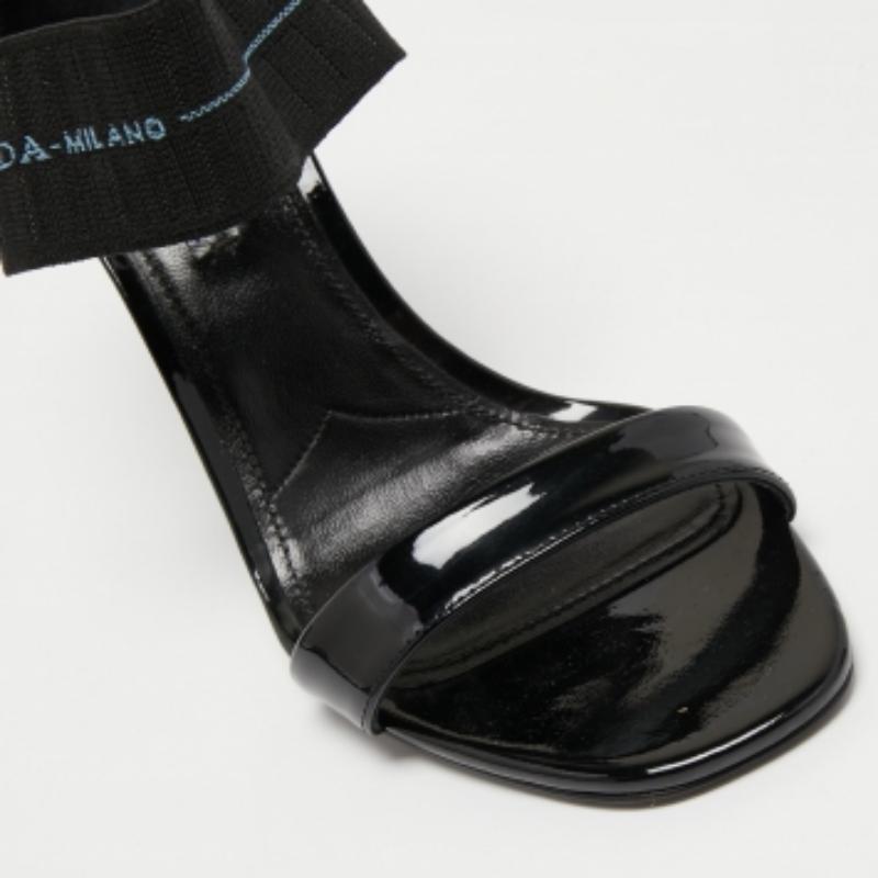Prada Sandali con cinturino elastico alla caviglia in pelle nera e logo misura 39 In condizioni buone in vendita a Dubai, Al Qouz 2