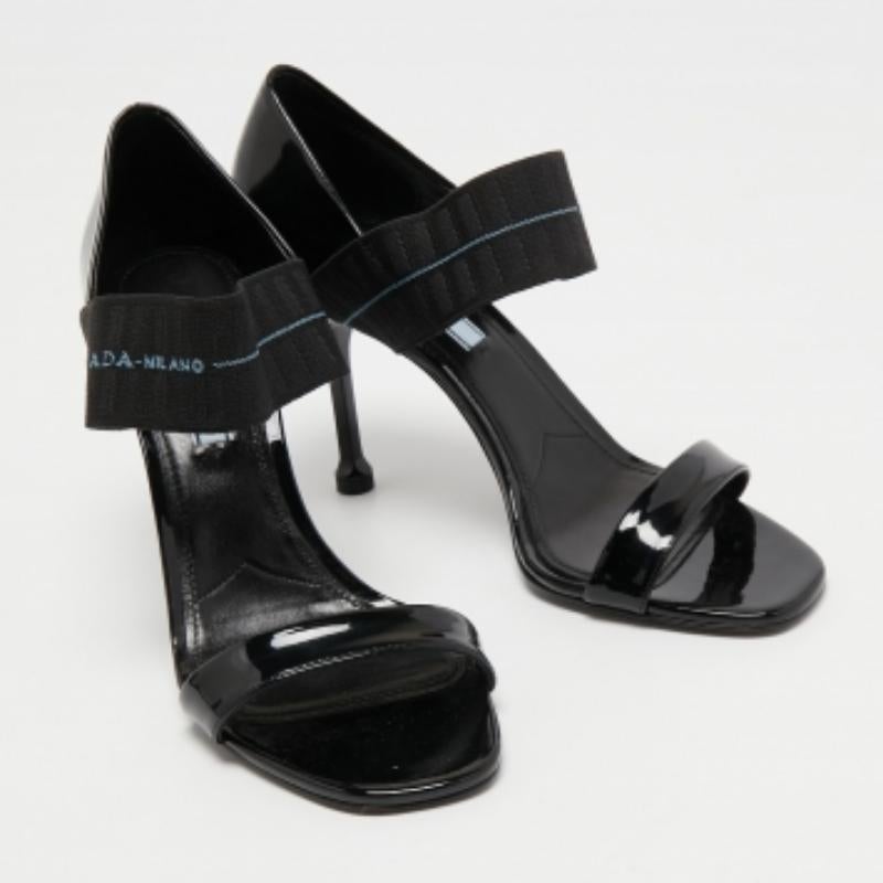Donna Prada Sandali con cinturino elastico alla caviglia in pelle nera e logo misura 39 in vendita