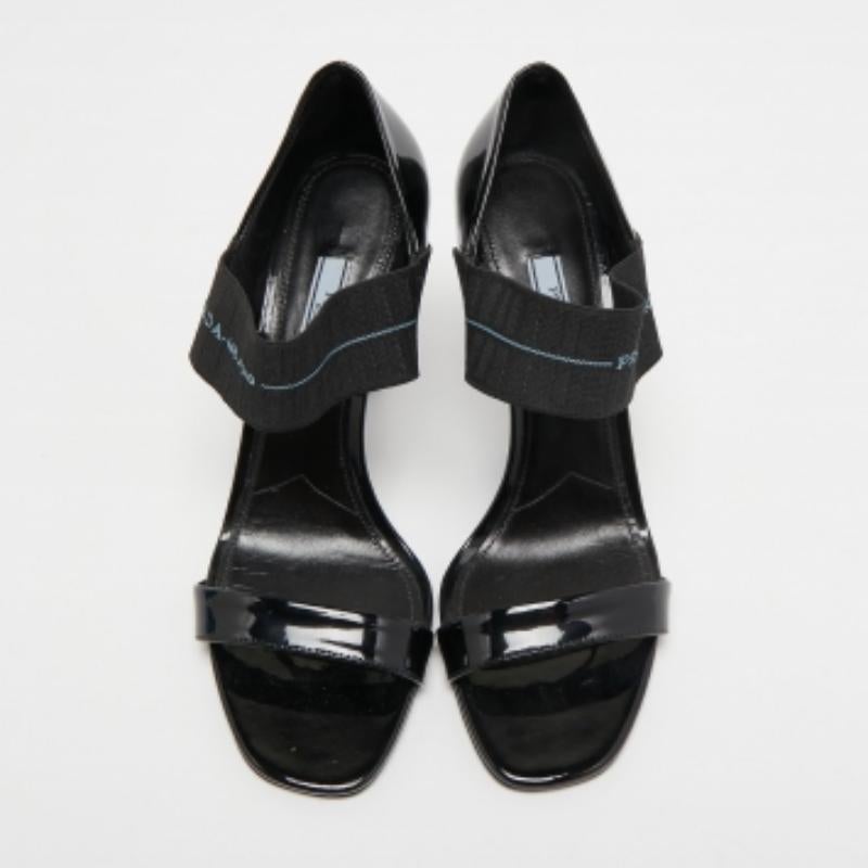 Prada Sandali con cinturino elastico alla caviglia in pelle nera e logo misura 39 in vendita 2
