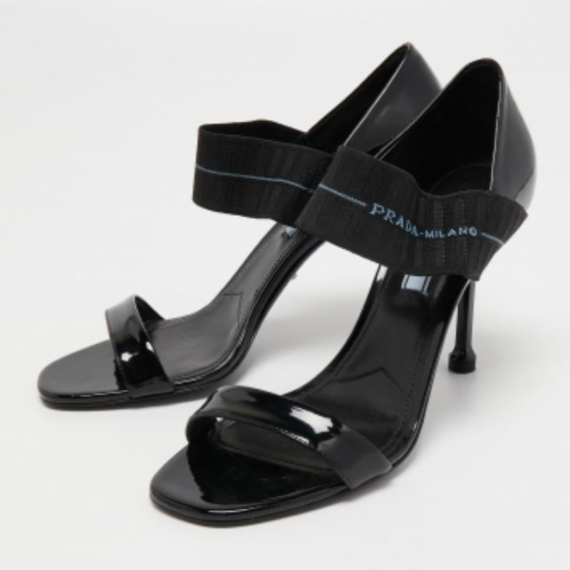 Prada Sandali con cinturino elastico alla caviglia in pelle nera e logo misura 39 in vendita 3