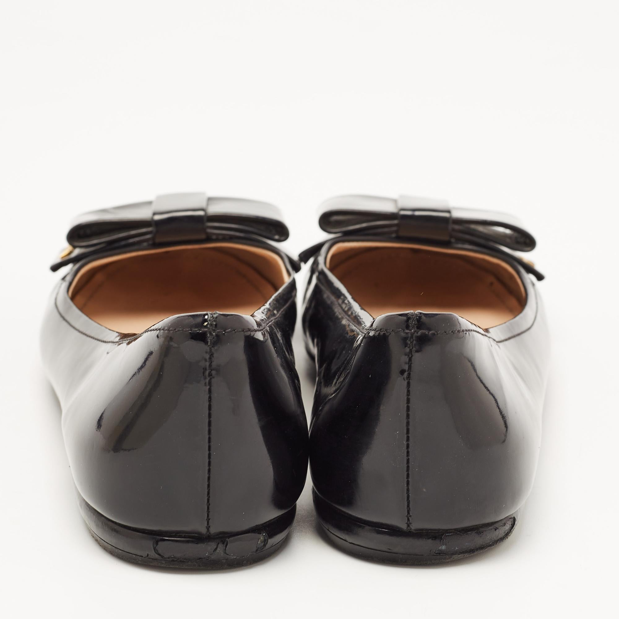 Prada Black Patent Leather Bow Ballet Flats Size 35 In Good Condition In Dubai, Al Qouz 2