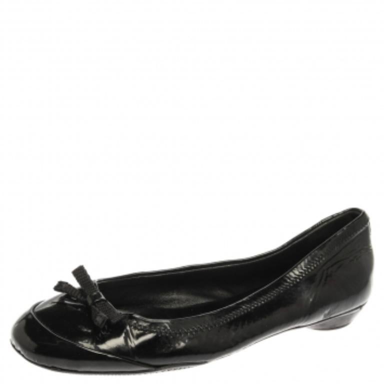 These Prada ballet flats will definitely be your go-to shoe for your everyday errands. They feature a patent leather exterior with bow detailing on the uppers and are finished with durable soles for lasting wear.