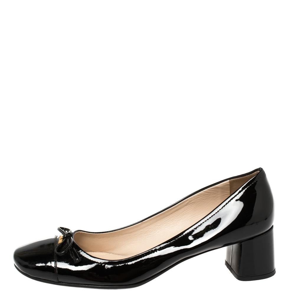 Made from good quality patent leather, this pair of pumps will add a classic touch to your collection of heels. Designed with logo and bow details on the uppers and elevated on 4.5 cm block heels, this black pair by Prada is the epitome of