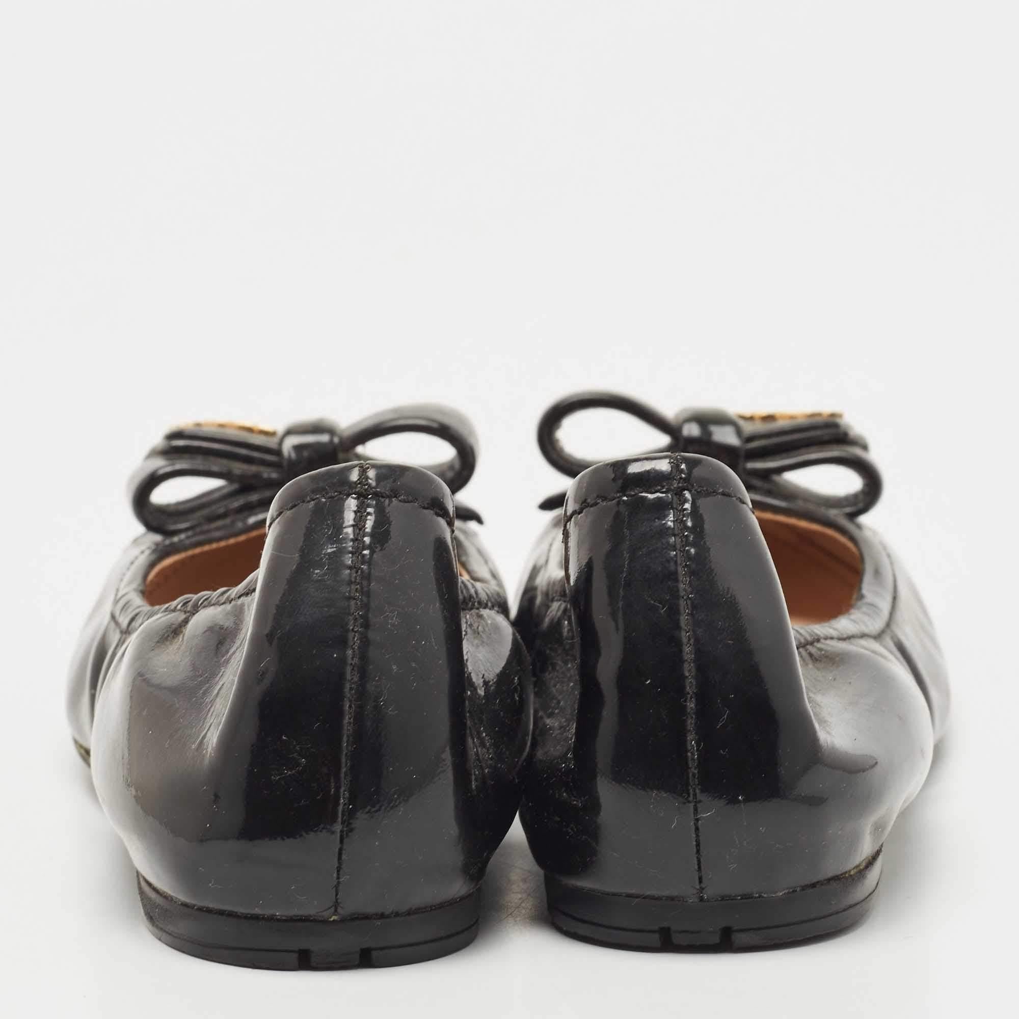 Prada Black Patent Leather Bow Detail Ballet Flats Size 36.5 In Good Condition In Dubai, Al Qouz 2