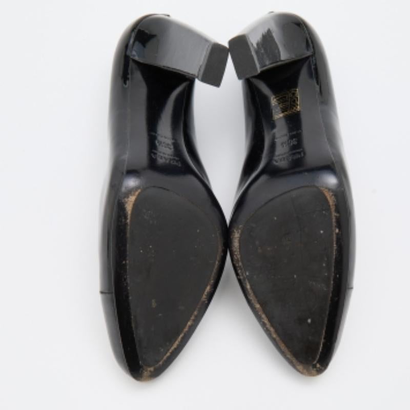 Diese Prada-Pumps aus Lackleder sind für Fashion-Queens wie Sie entworfen worden und sind absolut umwerfend! Sie sind mit einer CAP-Zehe, einem hohen Absatz und einer robusten Sohle ausgestattet.