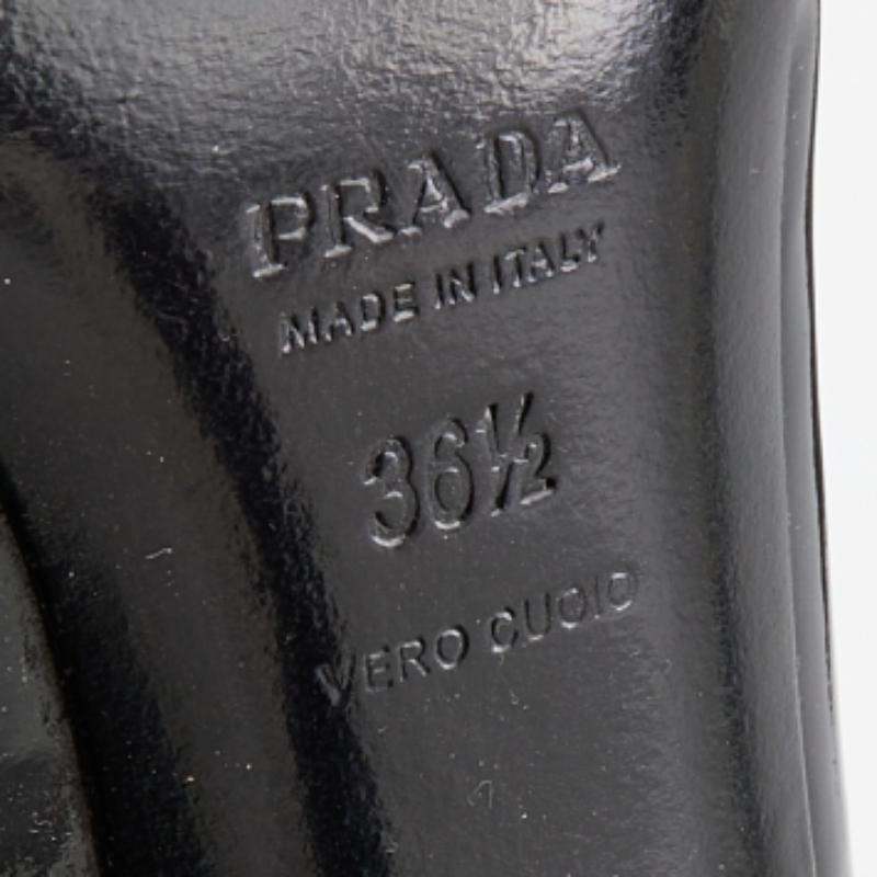 Prada Schwarze Lackleder-Pumps mit Zehenkappe Größe 36,5 im Zustand „Relativ gut“ im Angebot in Dubai, Al Qouz 2