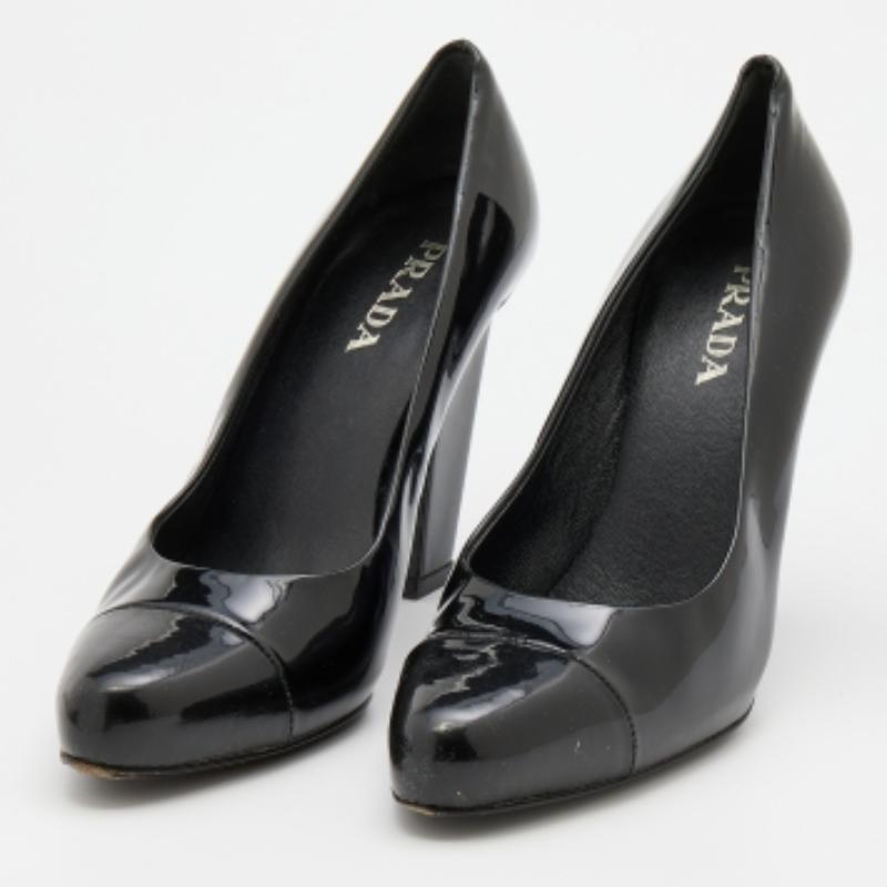 Prada Schwarze Lackleder-Pumps mit Zehenkappe Größe 36,5 im Angebot 1