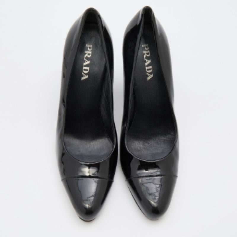 Prada Schwarze Lackleder-Pumps mit Zehenkappe Größe 36,5 im Angebot 2