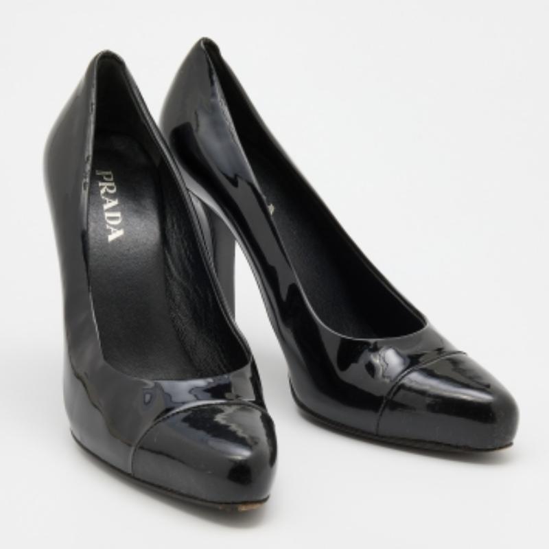 Prada Schwarze Lackleder-Pumps mit Zehenkappe Größe 36,5 im Angebot 3
