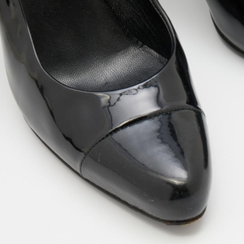 Prada Schwarze Lackleder-Pumps mit Zehenkappe Größe 36,5 im Angebot 4