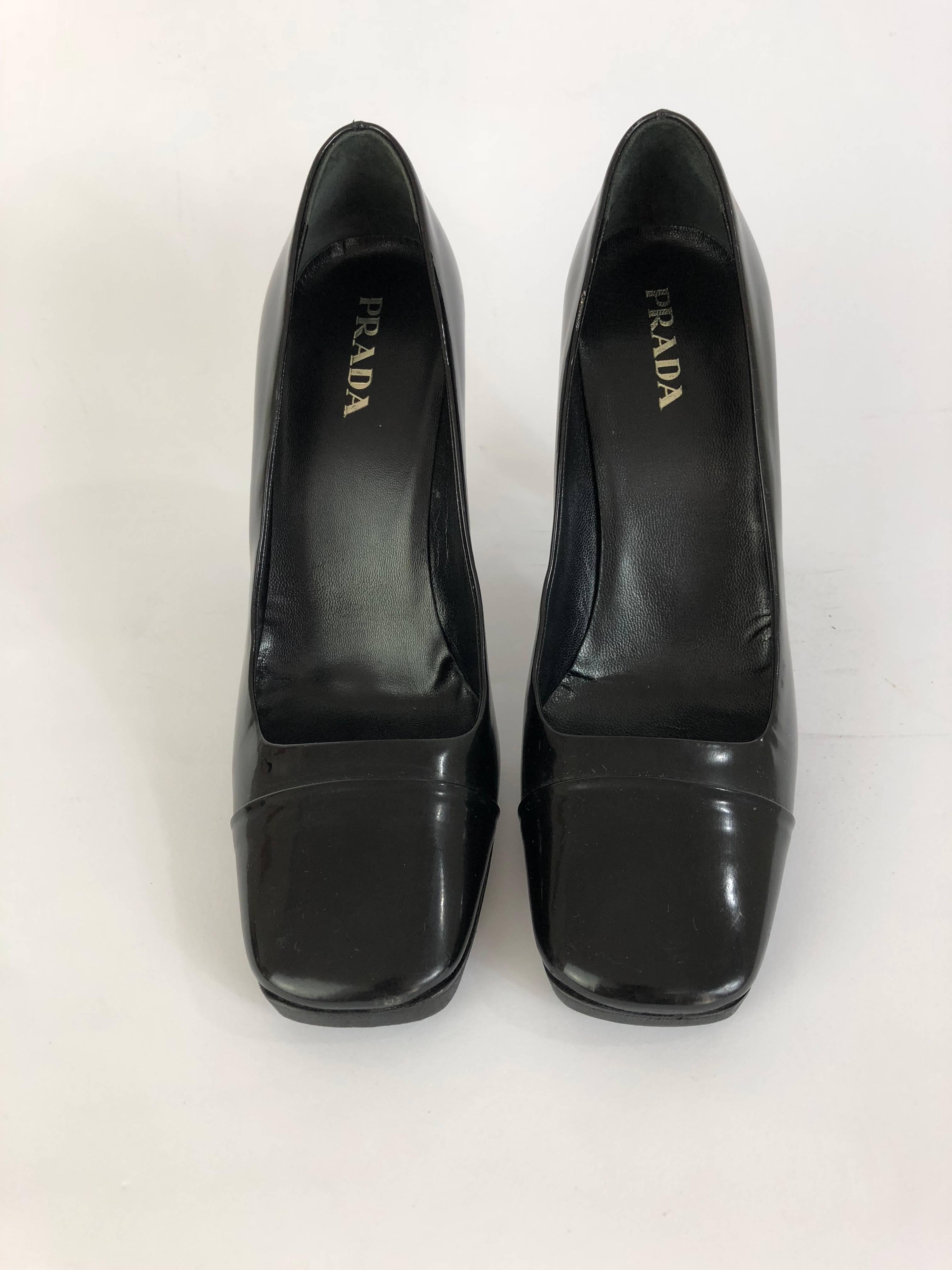 Prada Black Patent Leather Classic Pumps Italian Squared High Heels Shoes, 1990s In New Condition For Sale In Brindisi, IT