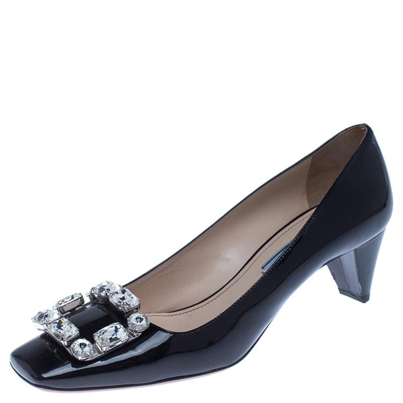 These gorgeous pumps from Prada are a sight to behold. Crafted from patent leather, they feature classy square toes embellished with sparkling crystals. They have leather-lined insoles and a 5.5 cm heel. The pair lends a sophisticated air to every