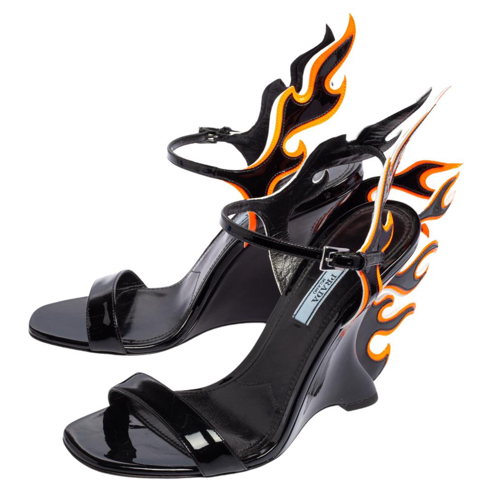 Prada Schwarzes Lackleder Flamme Riemchen Keilsandalen Größe 38 im Zustand „Gut“ in Dubai, Al Qouz 2