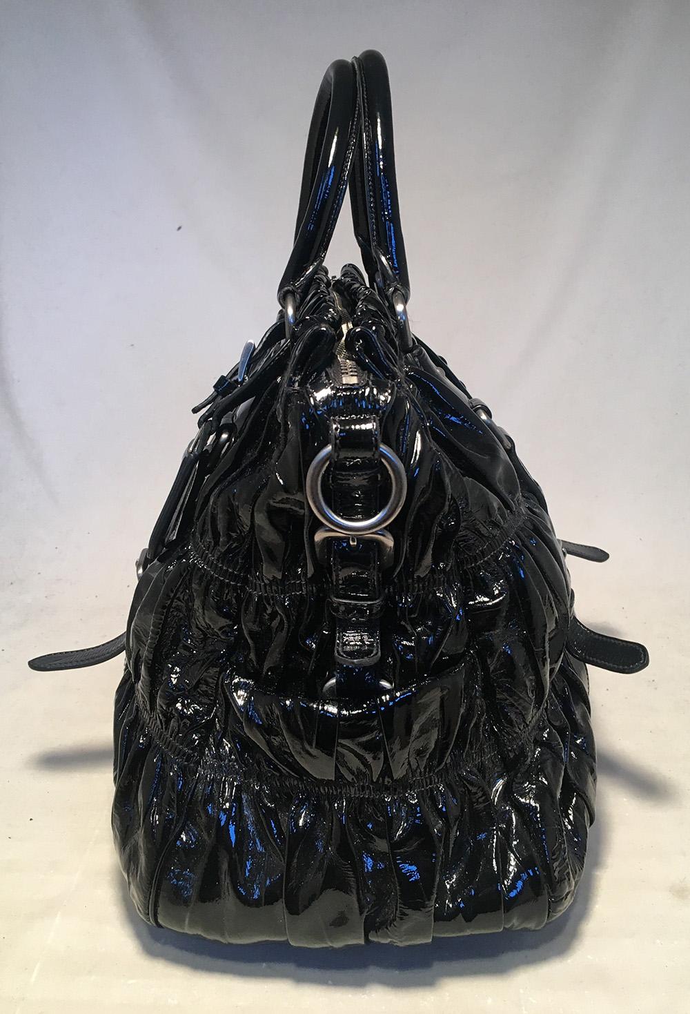 Prada Black Patent Leather Gaufre Ruched Shoulder Bag Tote in ausgezeichnetem Zustand. Außen aus schwarzem Lackleder im charakteristischen gerüschten Gaufre-Stil mit silberner Hardware und abnehmbarem Schulterriemen aus Nappaleder. Gepäckanhänger am