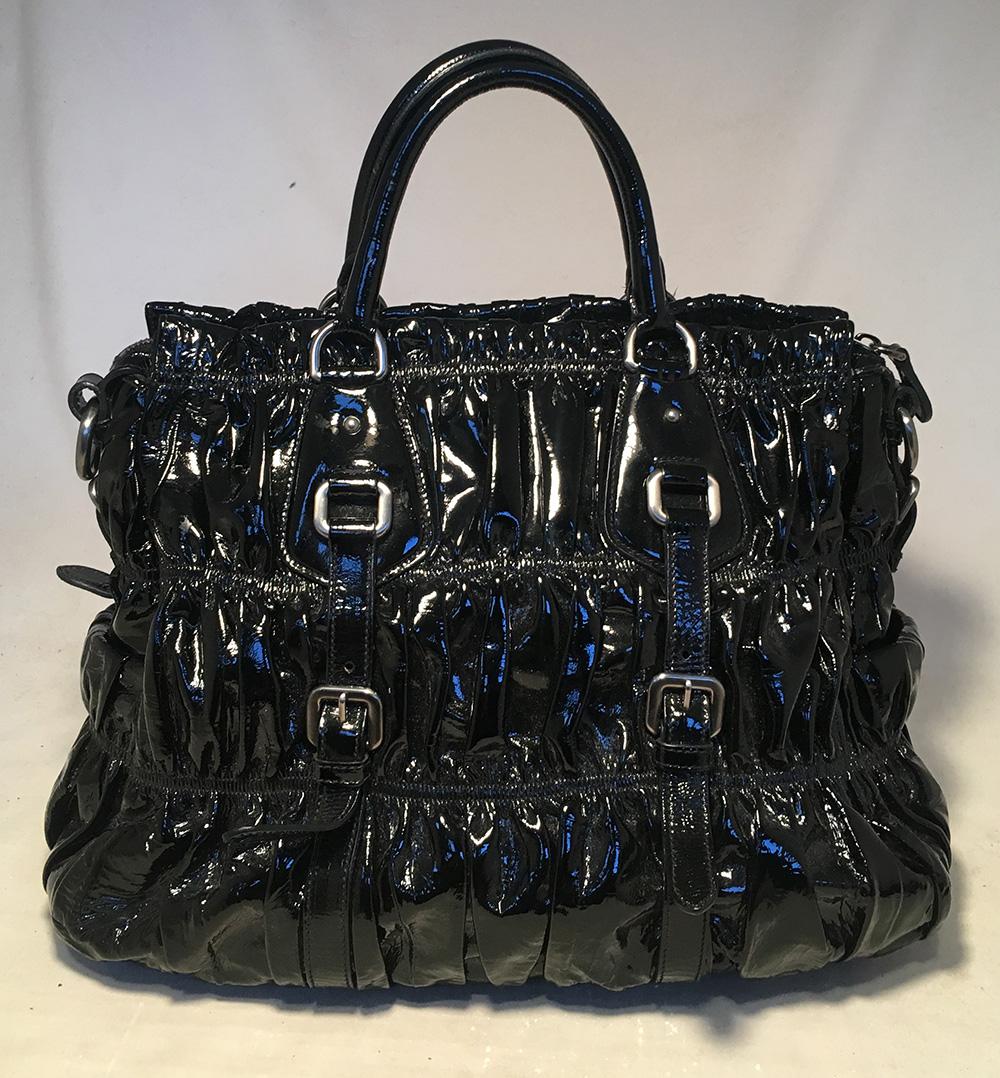 Noir Prada - Sac à bandoulière froncé en cuir verni noir Gaufre Tote en vente