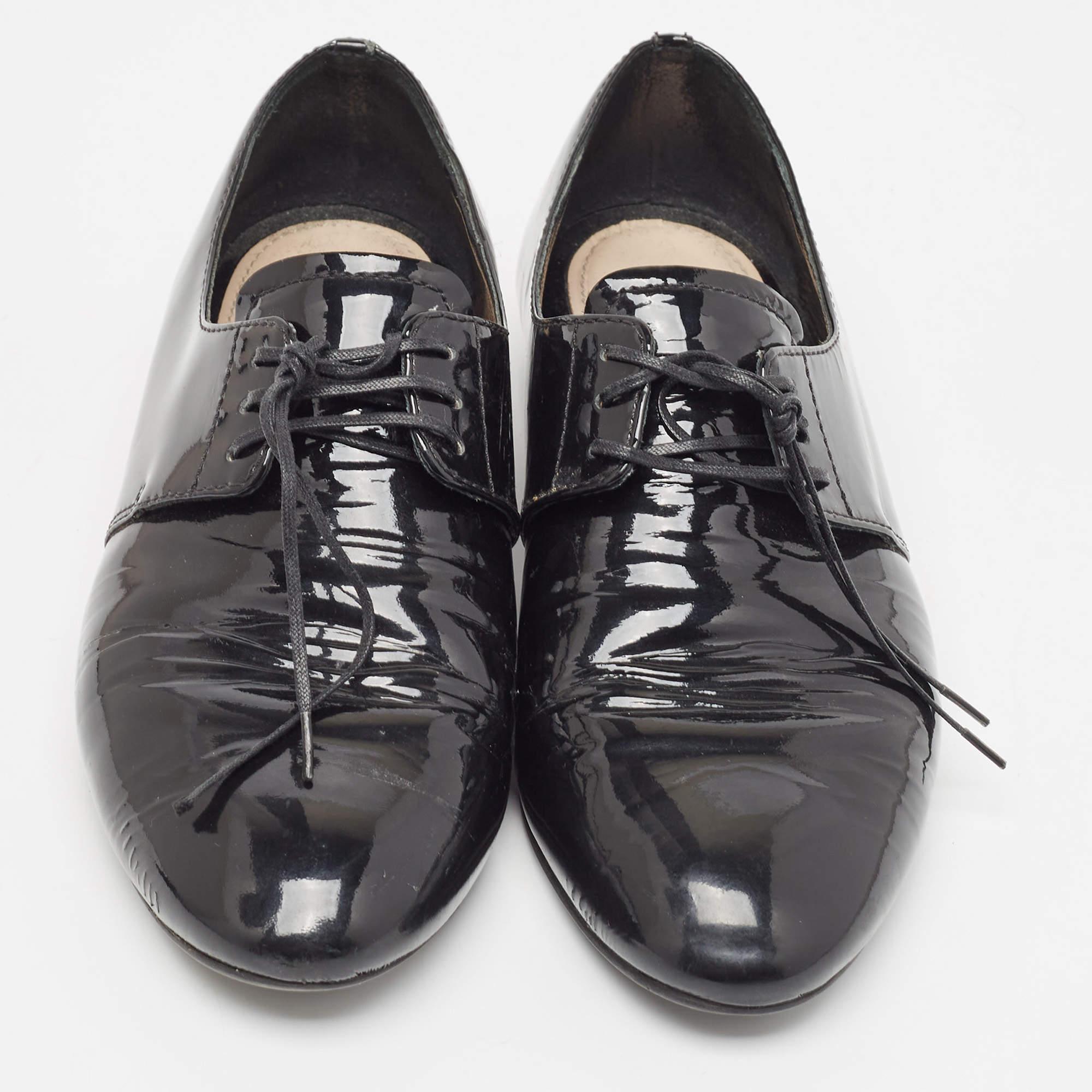 These Prada derby shoes aim to deliver a fashionable result. Constructed using leather and secured with laces, these shoes are as durable as they are appealing.

