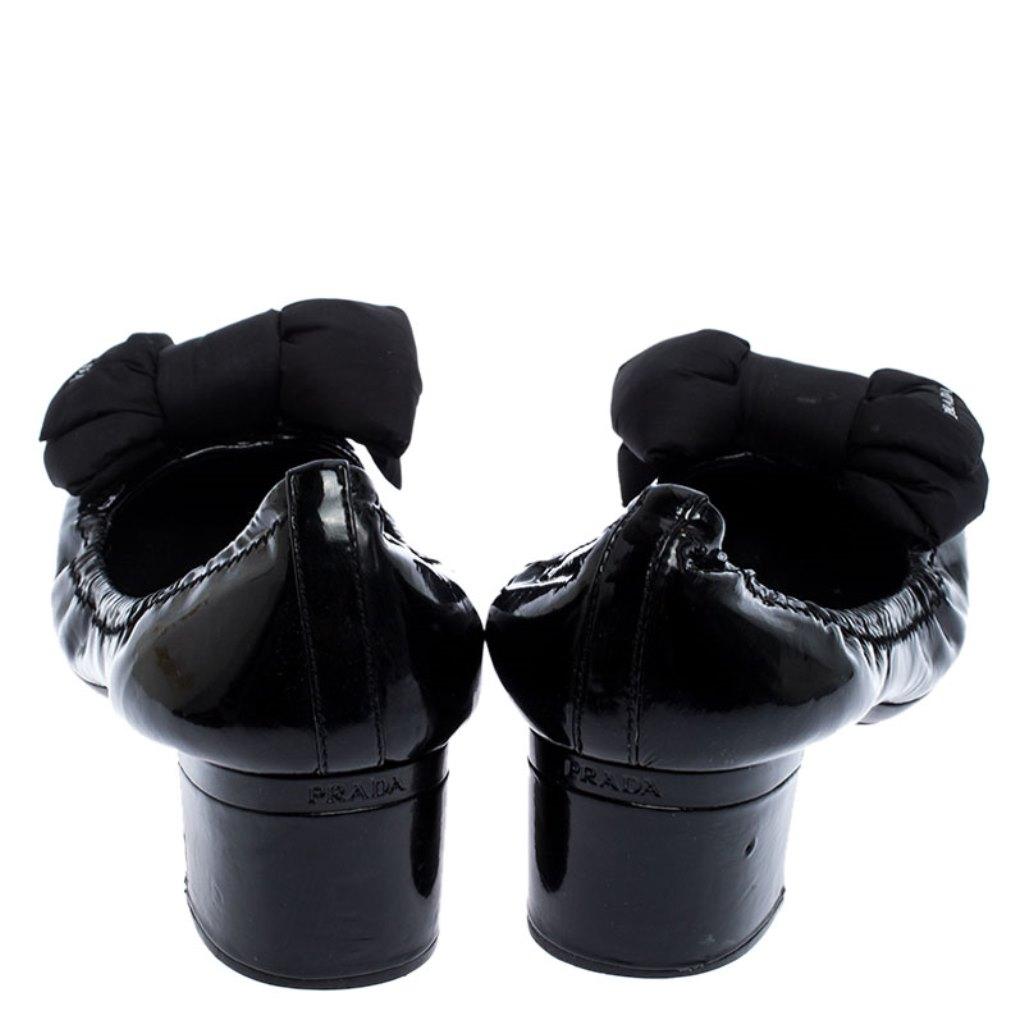 Prada Black Patent Leather Logo Bow Block Heel Pumps Size 39 In Good Condition In Dubai, Al Qouz 2