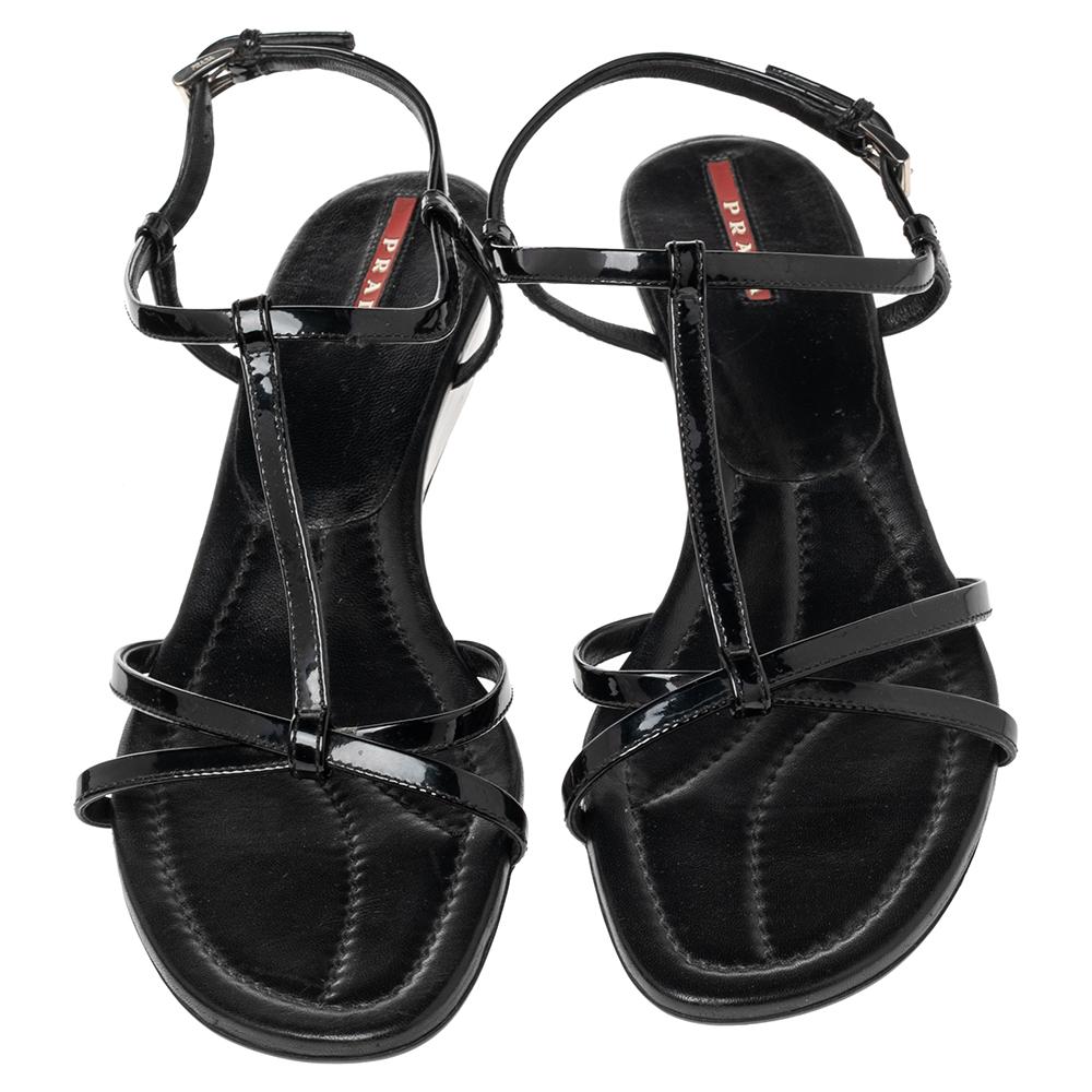 These sandals from Prada promise to not only provide you with a lot of comforts but also add to your chic style! The black sandals are crafted from patent leather and feature an open-toe silhouette. They flaunt a T-strap style on the vamps and loe