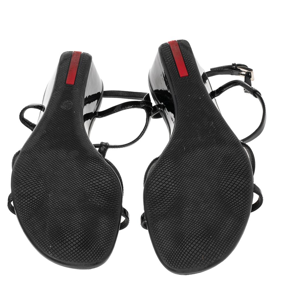 Prada Black Patent Leather Open Toe T Strap Sandals Size 40 In Good Condition In Dubai, Al Qouz 2