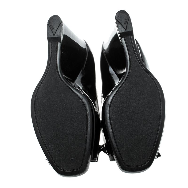 Prada Black Patent Leather Peep Toe Bow Wedge Pumps Size 41 In Good Condition In Dubai, Al Qouz 2